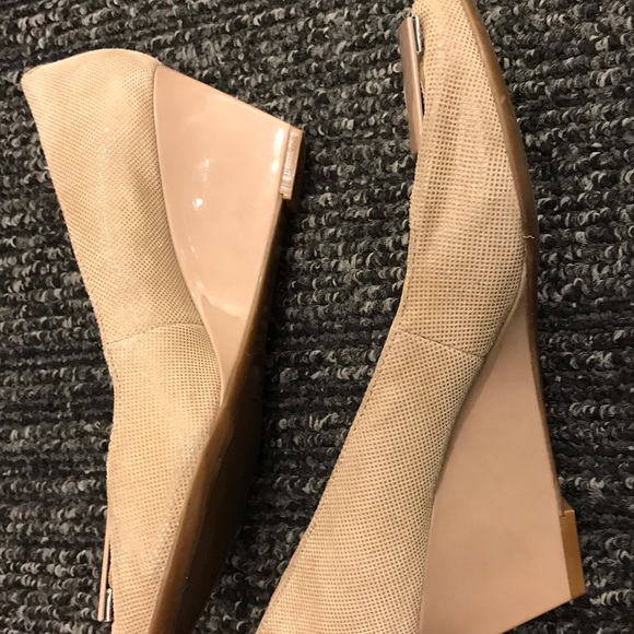 Calvin Klein size 7 open toed wedged shoes - Picture 3 of 3